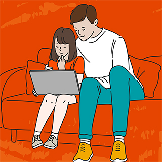 Immer gut: gemeinsam Kindernachrichten schauen und drüber sprechen. © Save the Children Ein Mädchen und ein Mann sitzen nebeneinander und schauen etwas auf einem Laptop an.