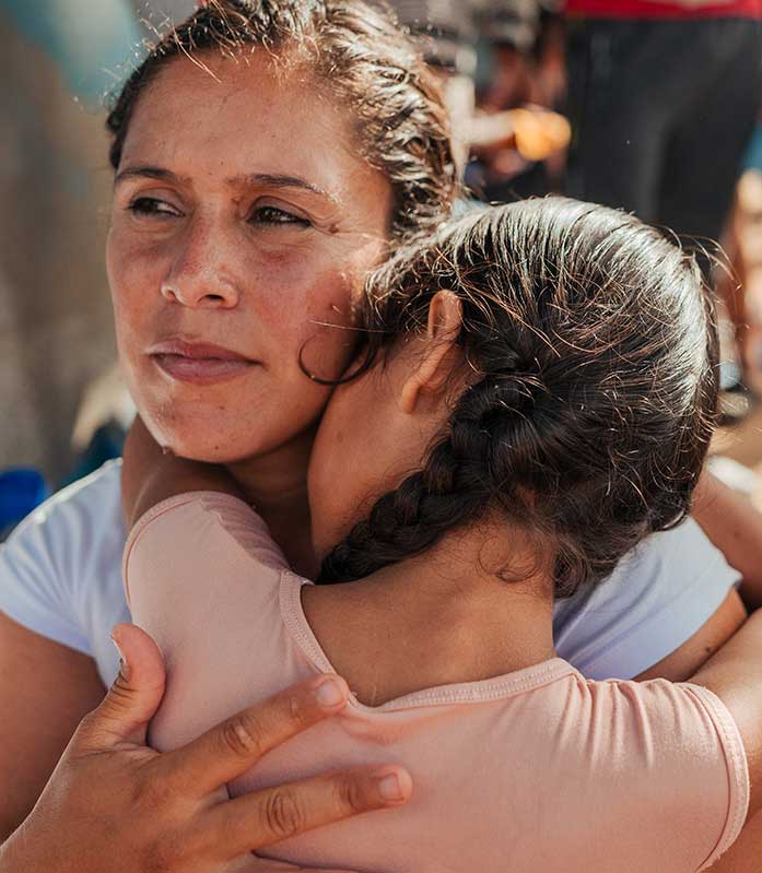 Kinder in Not weltweit unterstützen: Save the Children hilft vor Ort. © Adriana Loureiro Fernandez / Save the Children Ein Kind umarmt seine Mutter in Mittelamerika