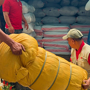 Sturzflut in Nepal: Save the Children leistet Nothilfe. © Sarthak Thapa / Save the Children Menschen packen Hilfsgüter in einen Lastwagen